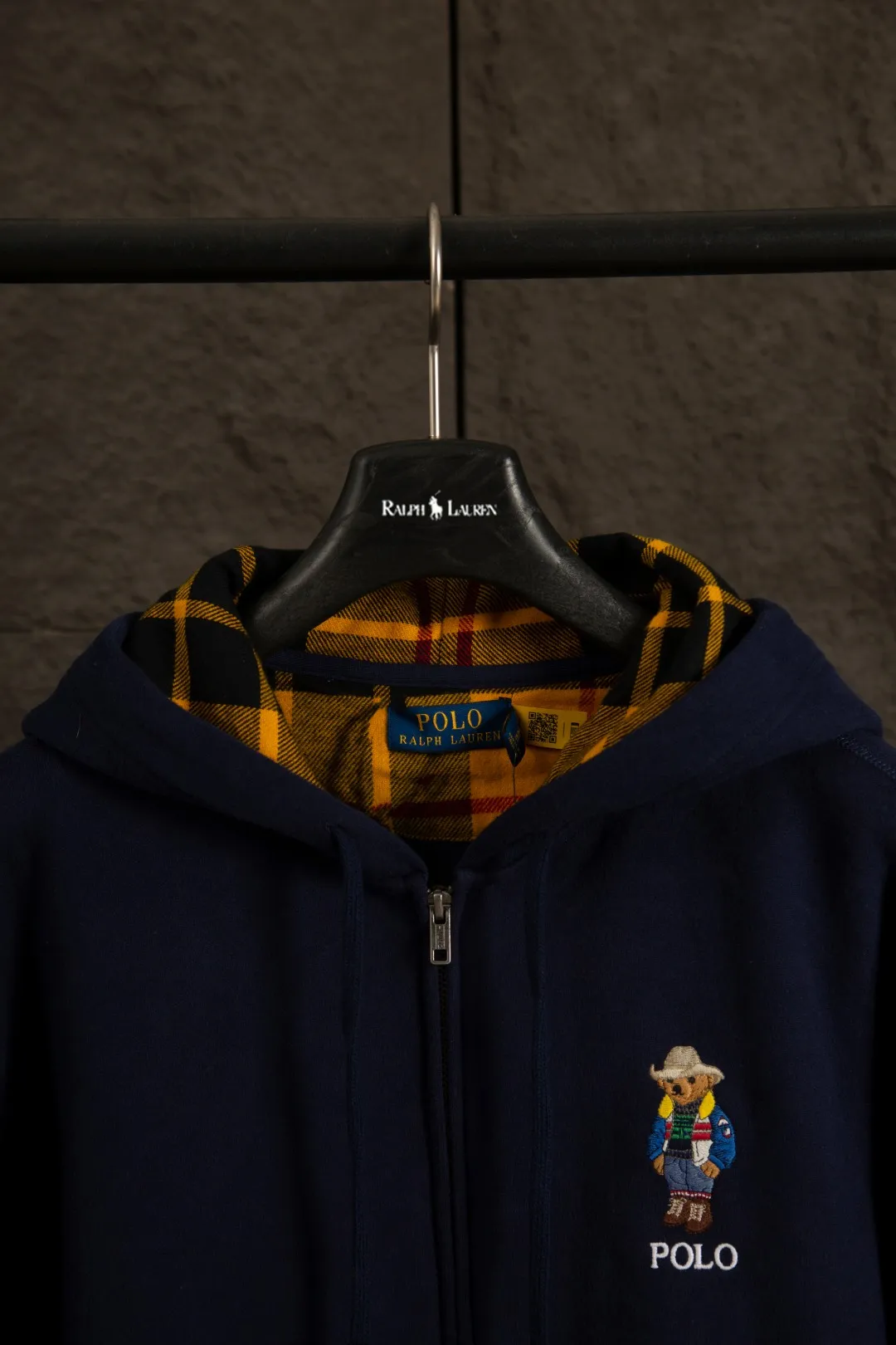 P270 Actual photo [Popular item] Style number: 25104# Color: Navy blue/hemp gray/white Size: S to XL - Ralph Lauren/Ralph Lauren 2025AW Autumn and Winter Bear series stacked topstitch design plaid lining hooded cardigan zipper sweatshirt - Original workmanship consistent Professional four-needle six-thread topstitch design ✅ - Face 370g double-sided cotton heavyweight fabric Contrast color yarn-dyed plaid inside ✅| - Highly restored customized brand zipper 0.8 pure cotton high-density hook and loop bonnet ✅ - RL limited design style Colorful bear logo precision embroidery Bright color contrasting plaid hood inside The upper body is colorful and distinguishes the classic style. Both men and women can easily control it. Simple and clean, versatile and can go wrong. Exposed topstitch 0.8 cm retro primary color hook and loop drawstring. Every detail is perfect.